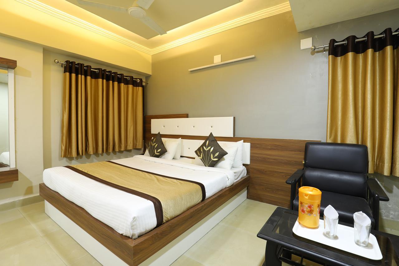 Hotel Loyal Residency Jāmnagar Esterno foto