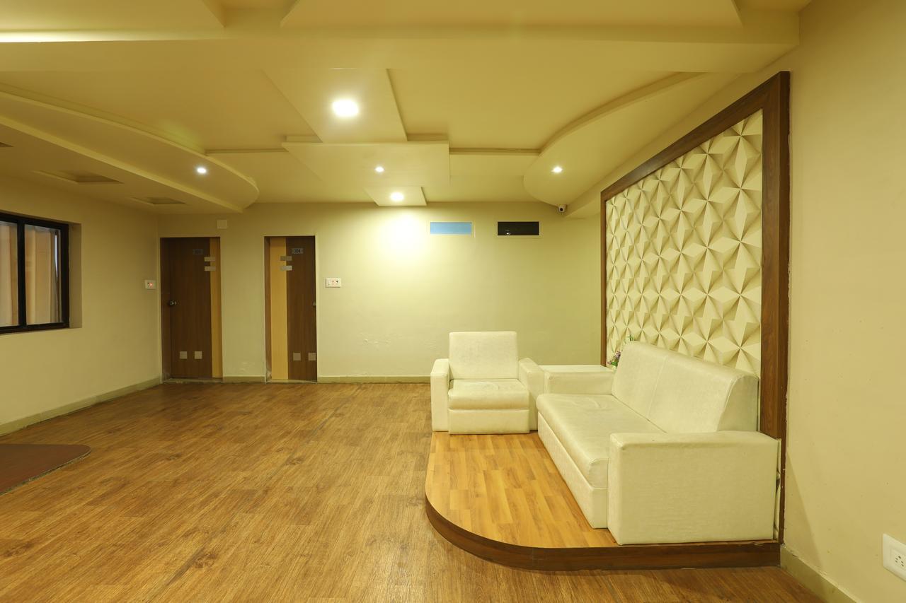 Hotel Loyal Residency Jāmnagar Esterno foto