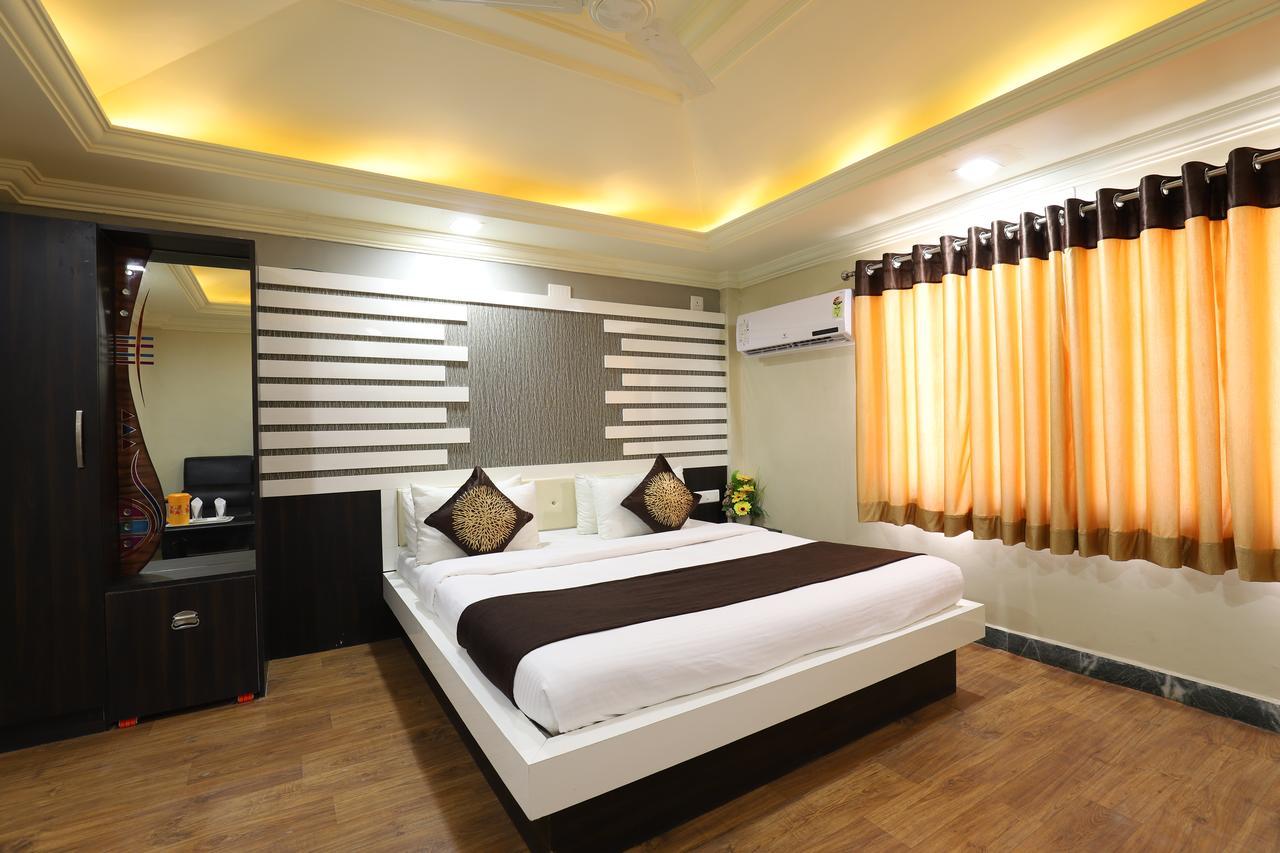 Hotel Loyal Residency Jāmnagar Esterno foto