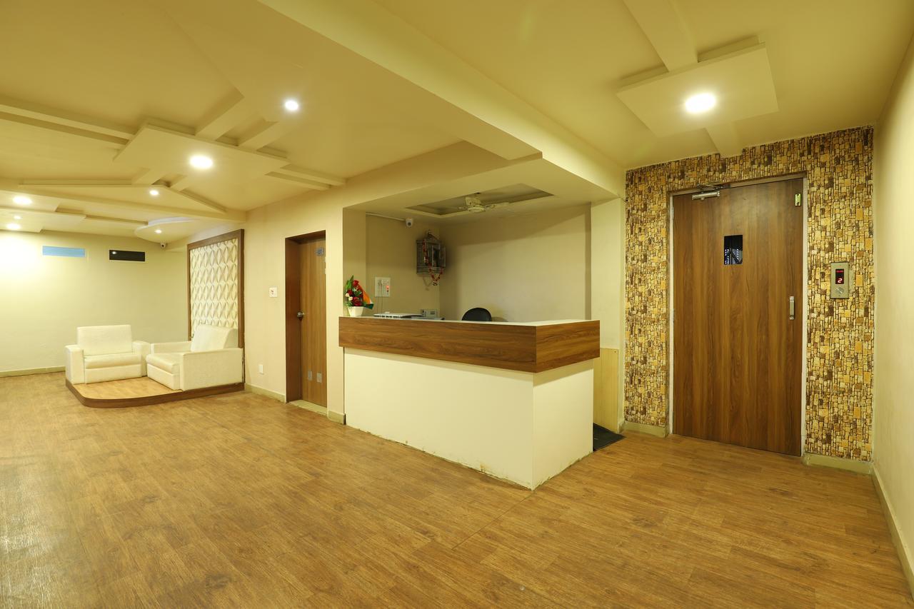 Hotel Loyal Residency Jāmnagar Esterno foto