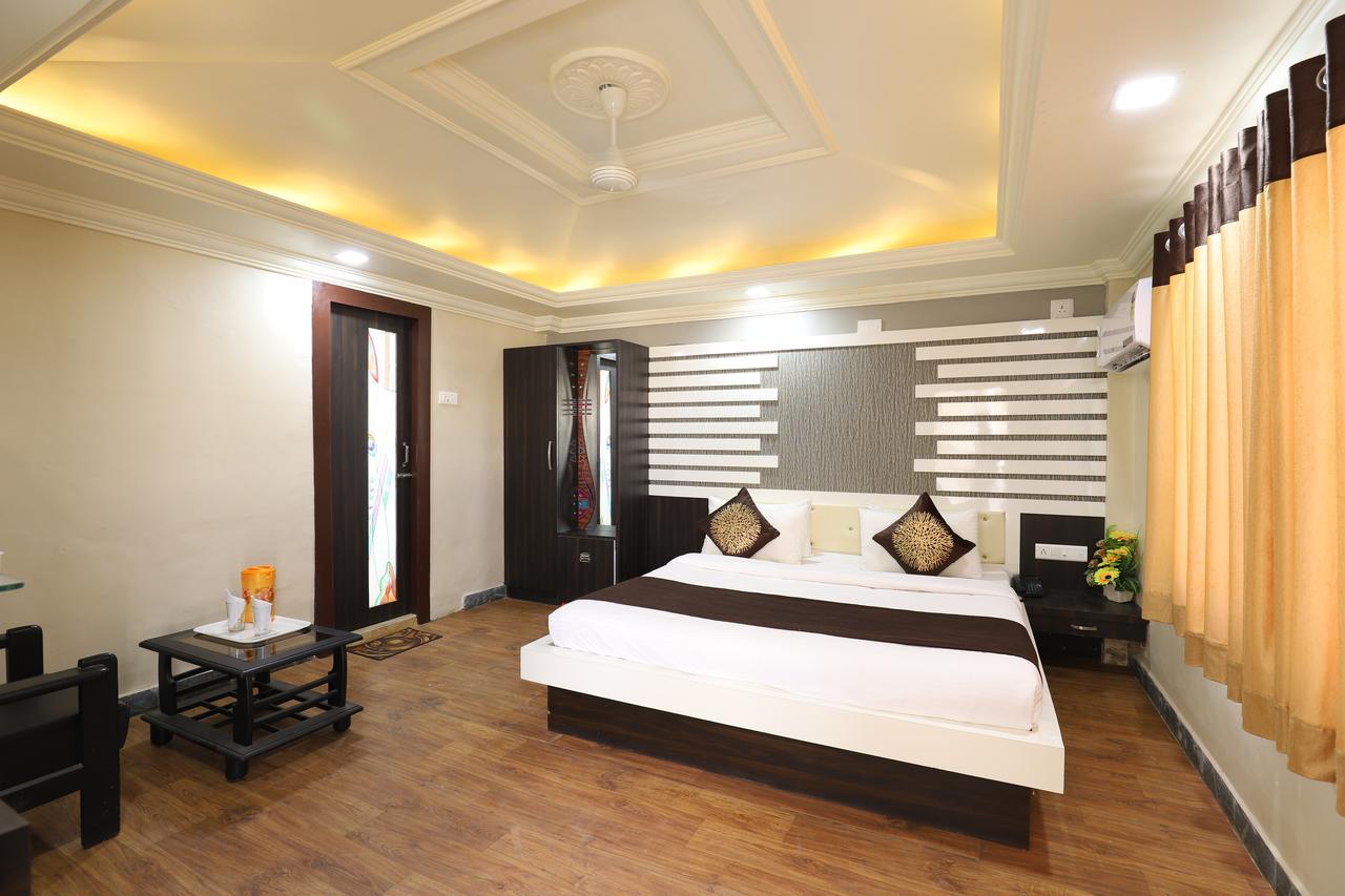 Hotel Loyal Residency Jāmnagar Esterno foto
