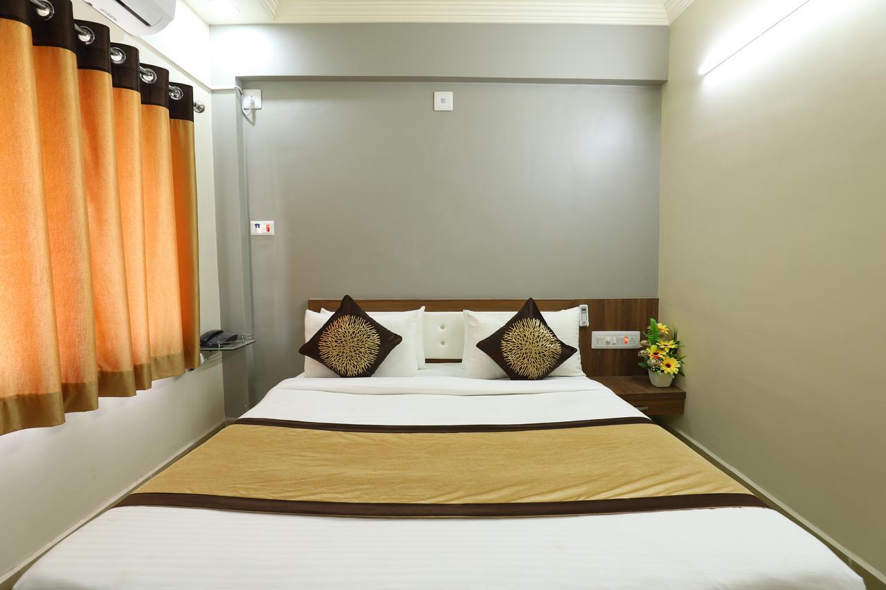 Hotel Loyal Residency Jāmnagar Esterno foto