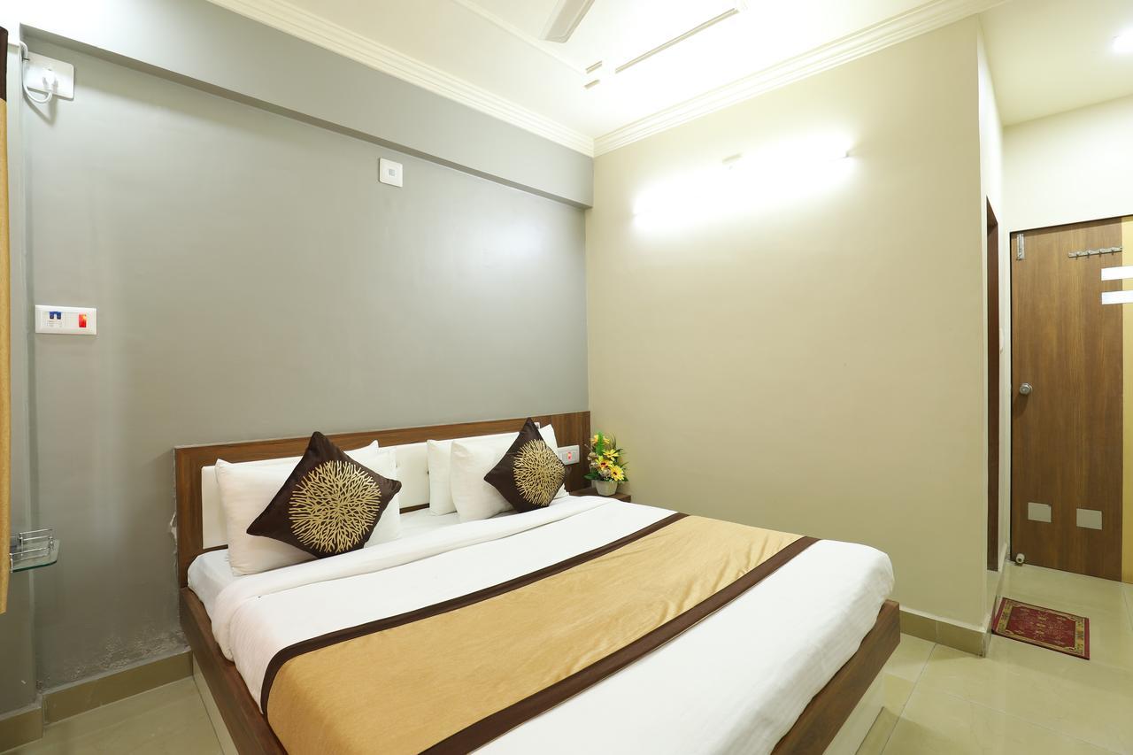 Hotel Loyal Residency Jāmnagar Esterno foto