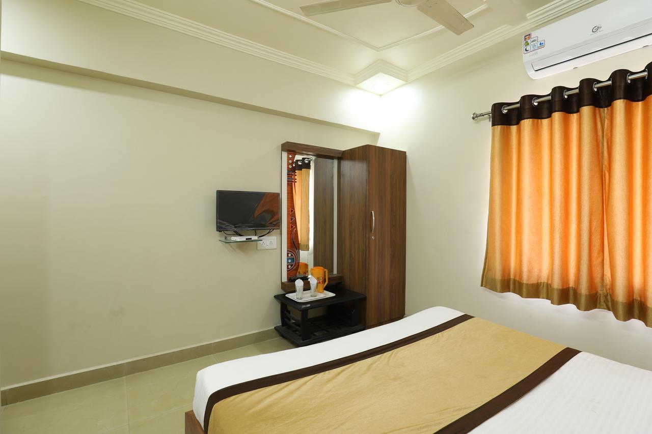 Hotel Loyal Residency Jāmnagar Esterno foto