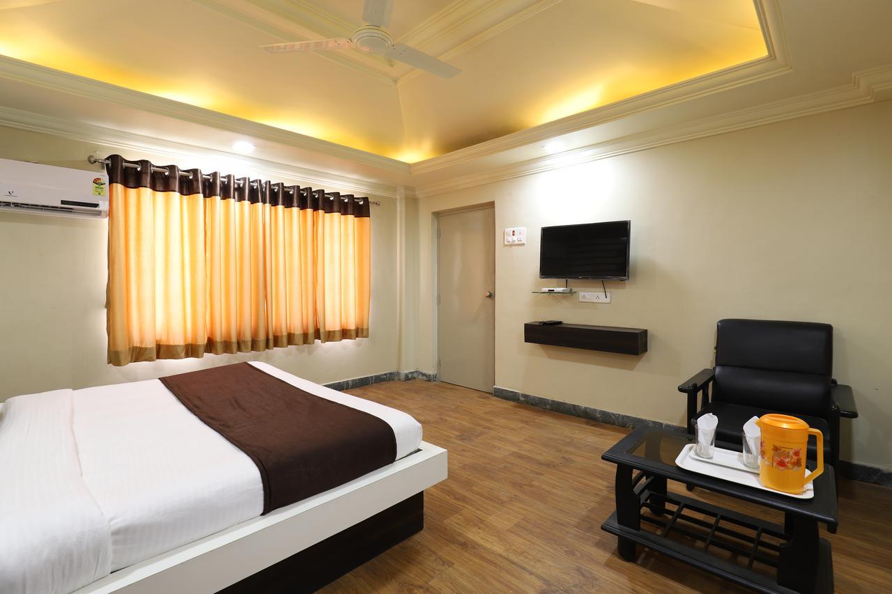 Hotel Loyal Residency Jāmnagar Esterno foto