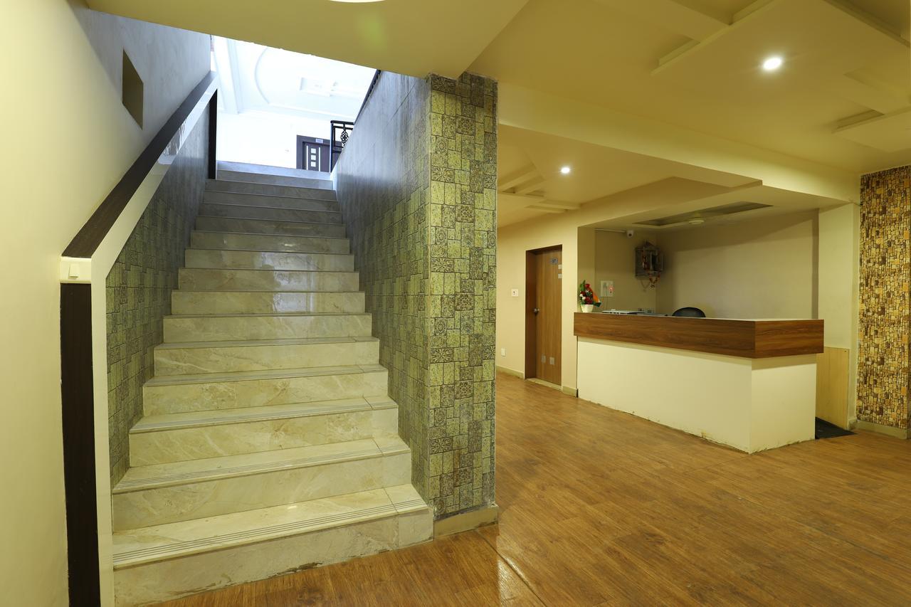 Hotel Loyal Residency Jāmnagar Esterno foto