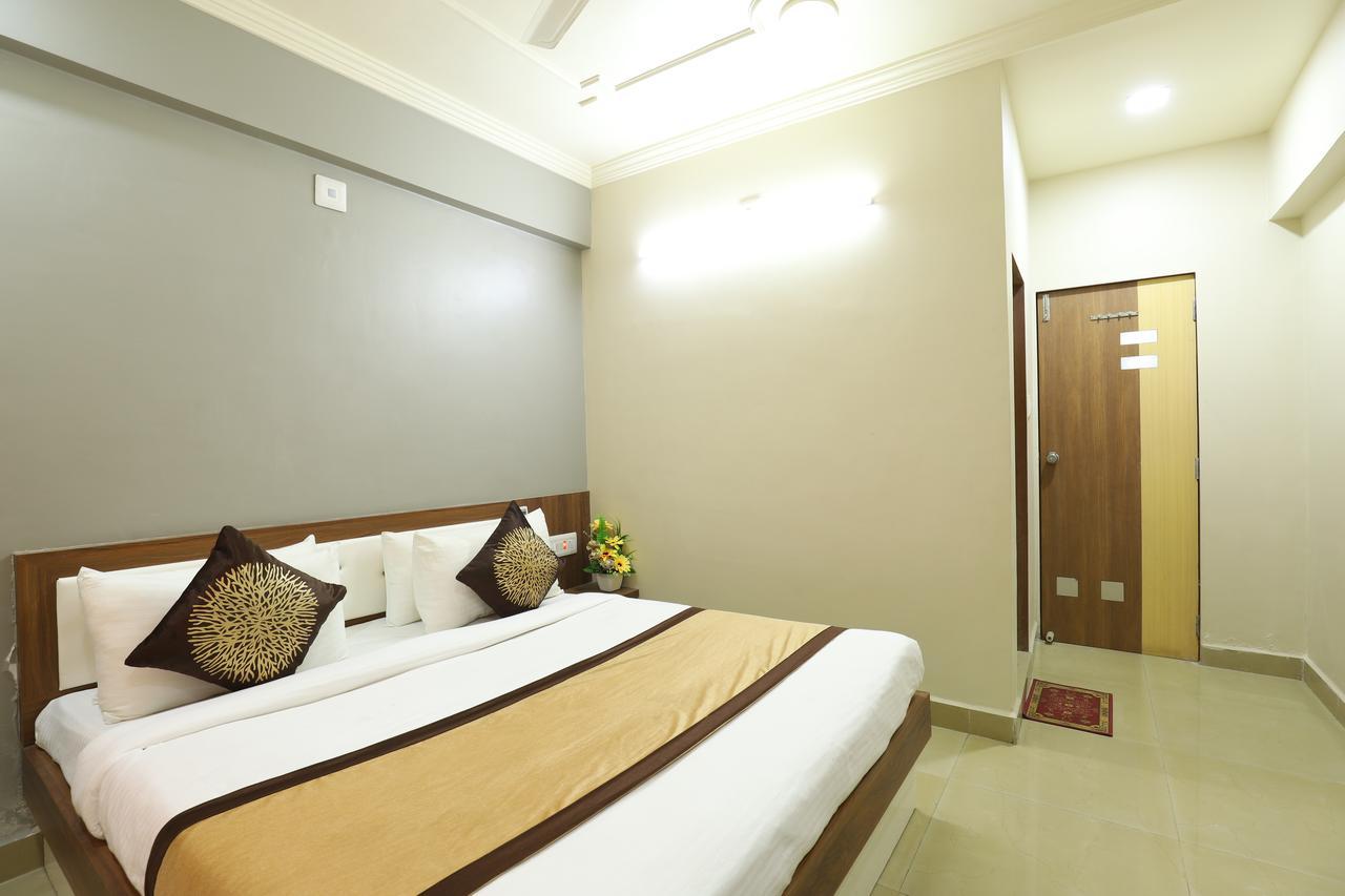 Hotel Loyal Residency Jāmnagar Esterno foto