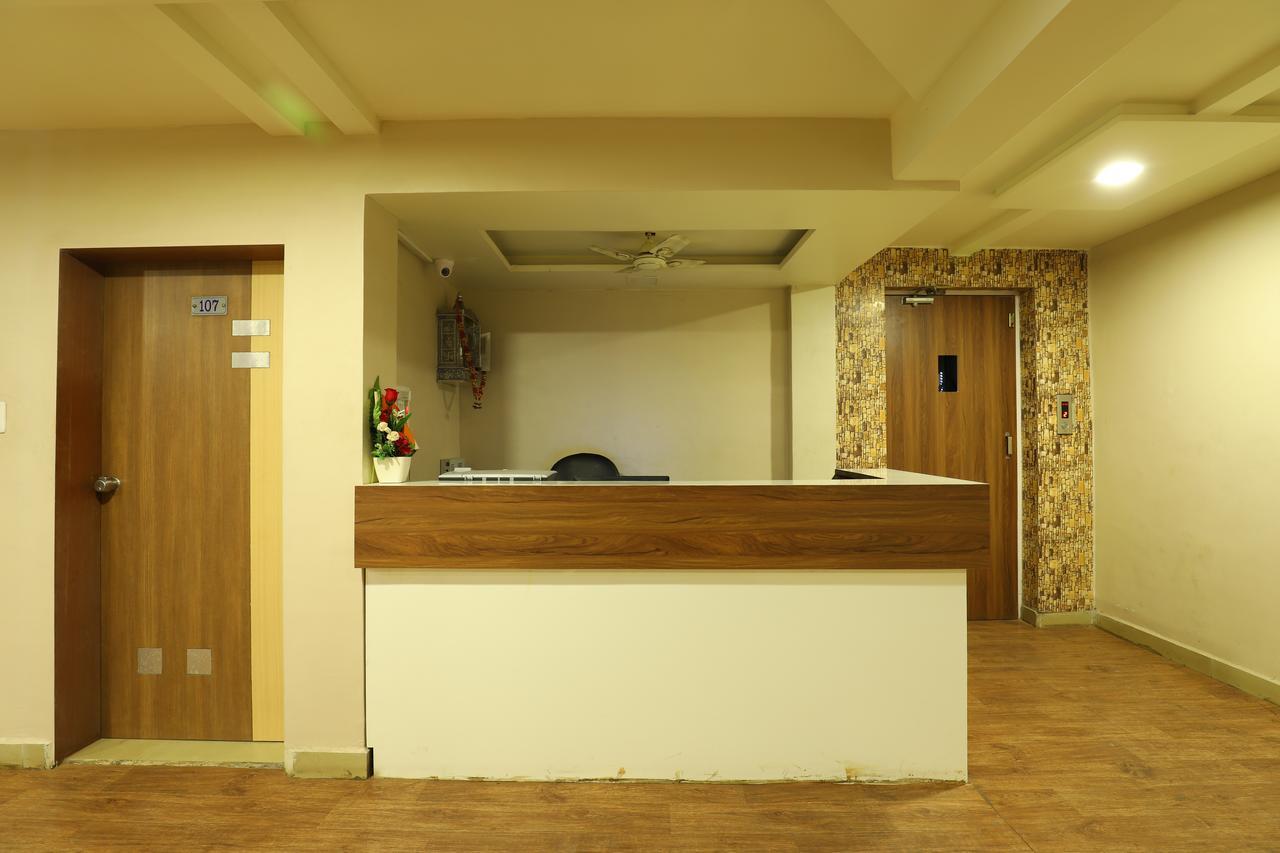 Hotel Loyal Residency Jāmnagar Esterno foto