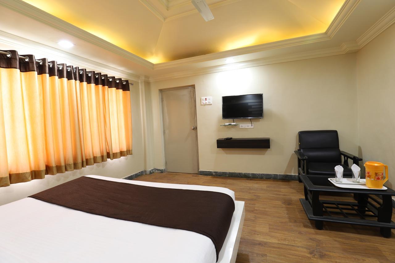 Hotel Loyal Residency Jāmnagar Esterno foto