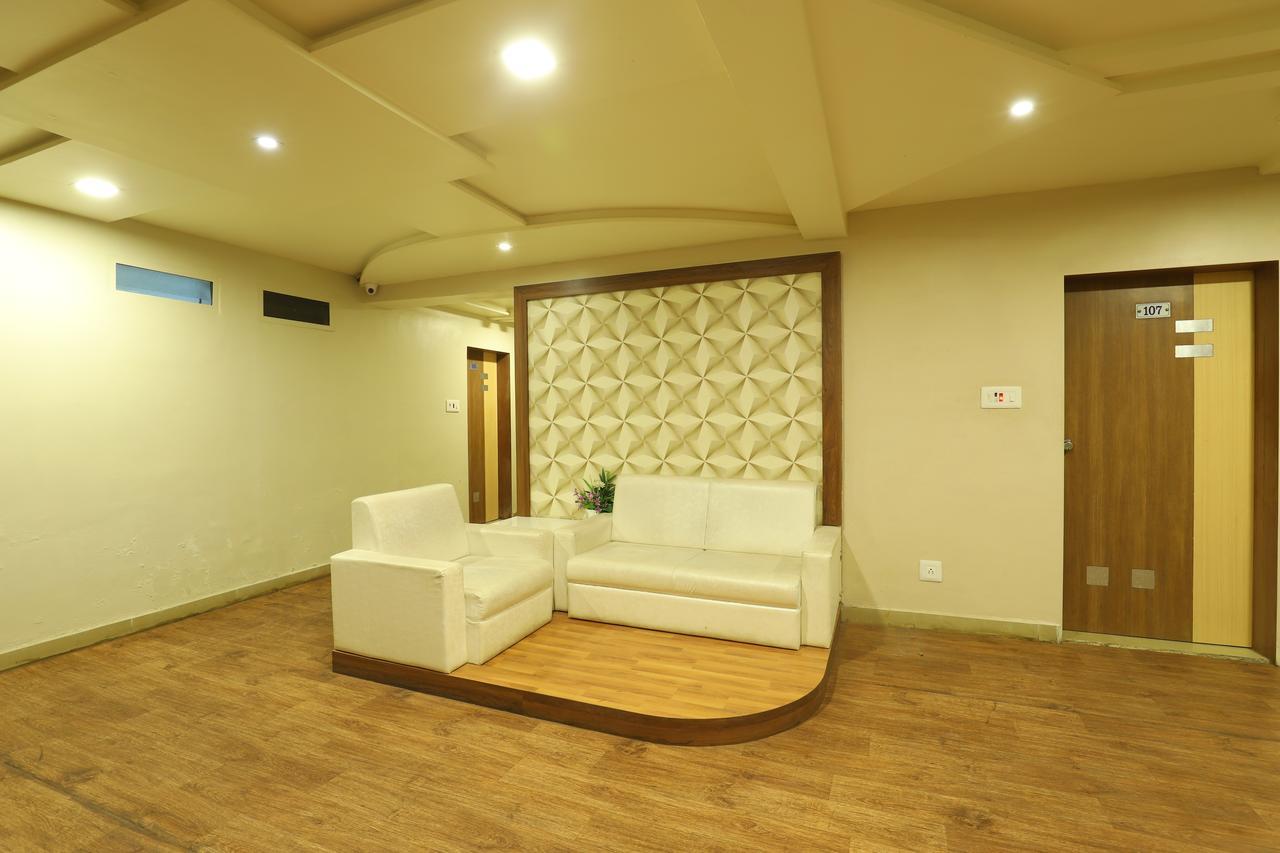 Hotel Loyal Residency Jāmnagar Esterno foto