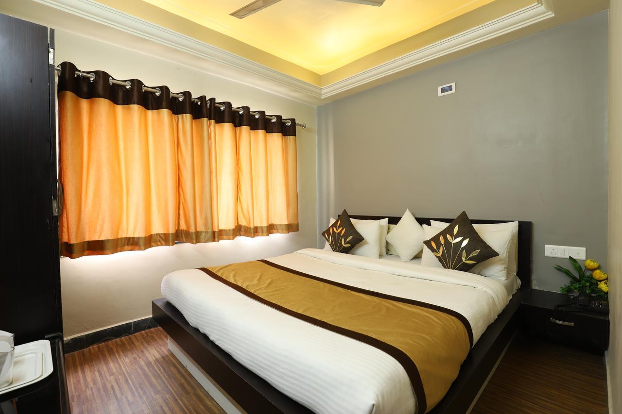 Hotel Loyal Residency Jāmnagar Esterno foto