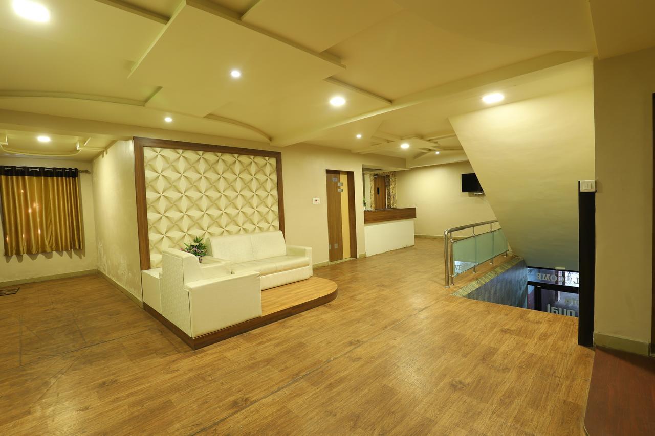 Hotel Loyal Residency Jāmnagar Esterno foto