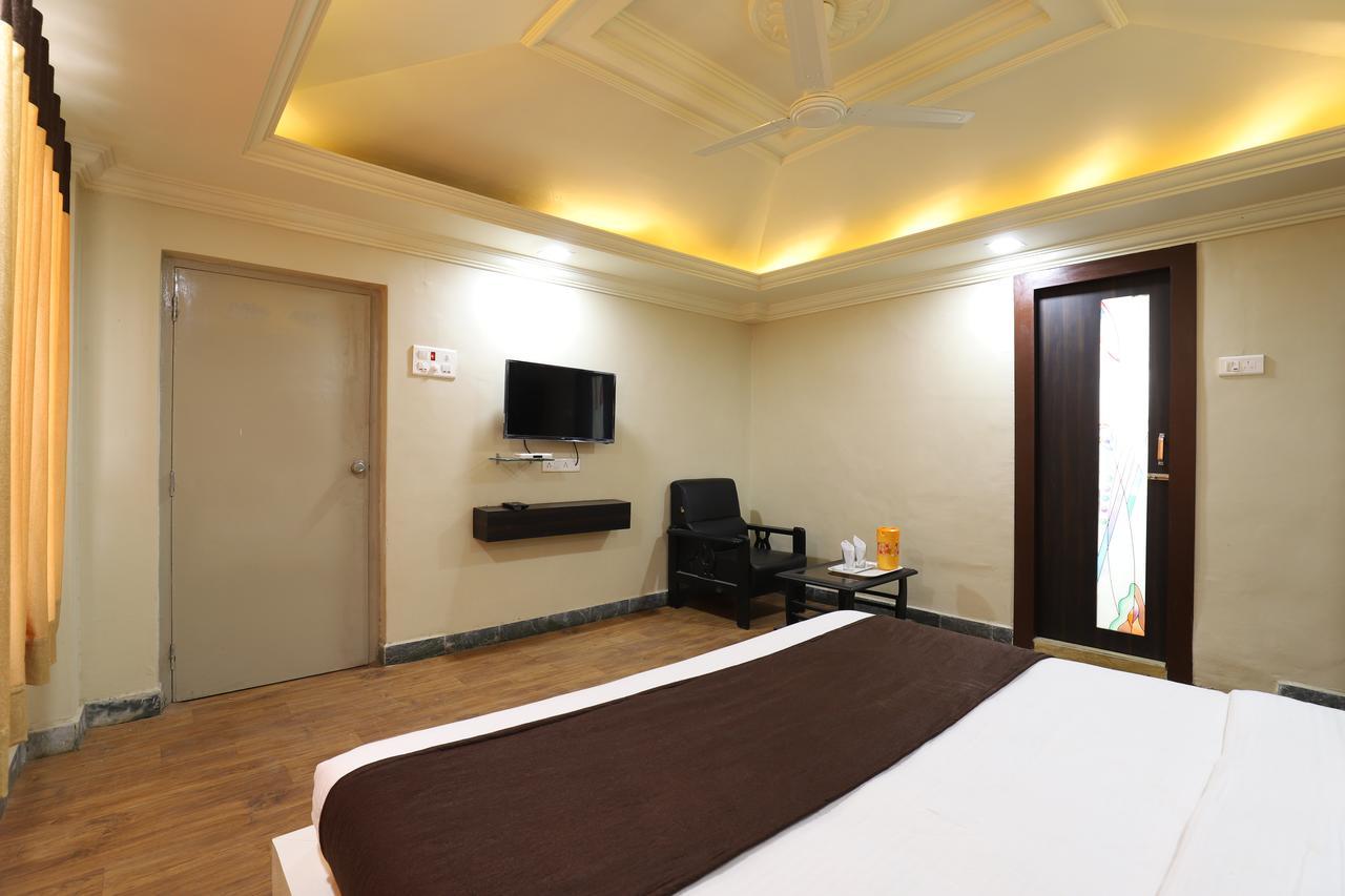 Hotel Loyal Residency Jāmnagar Esterno foto