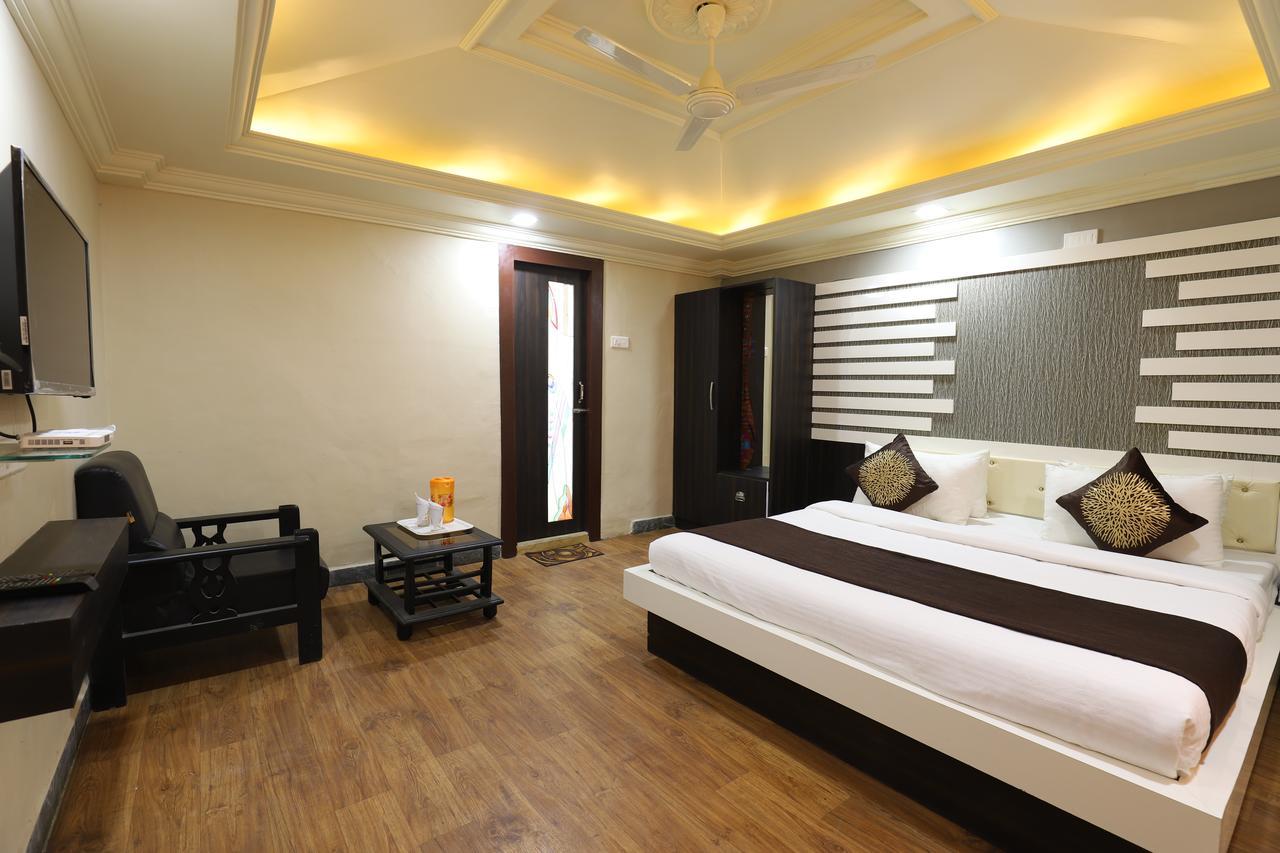 Hotel Loyal Residency Jāmnagar Esterno foto