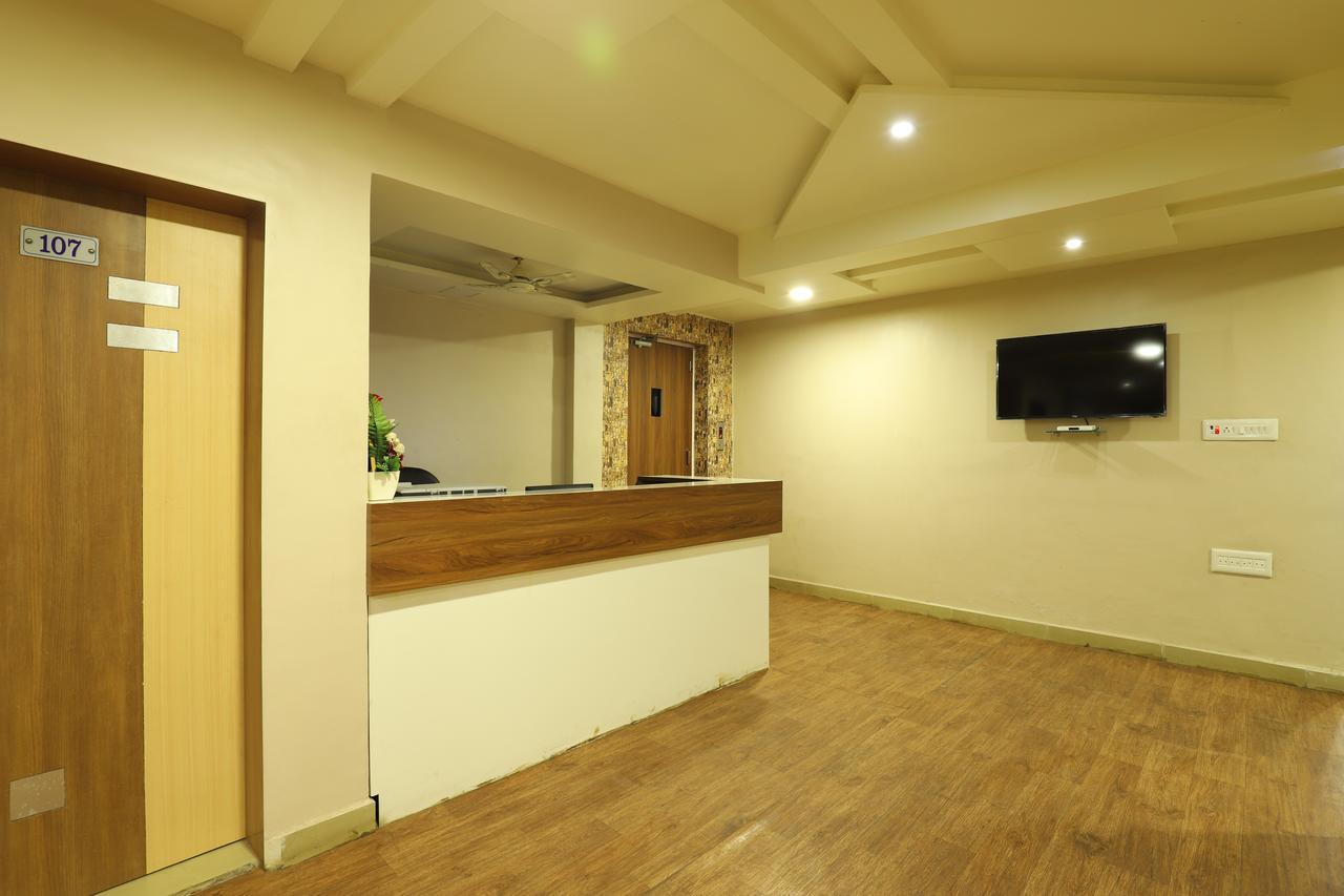 Hotel Loyal Residency Jāmnagar Esterno foto