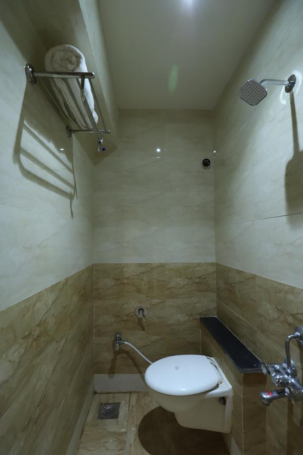 Hotel Loyal Residency Jāmnagar Esterno foto