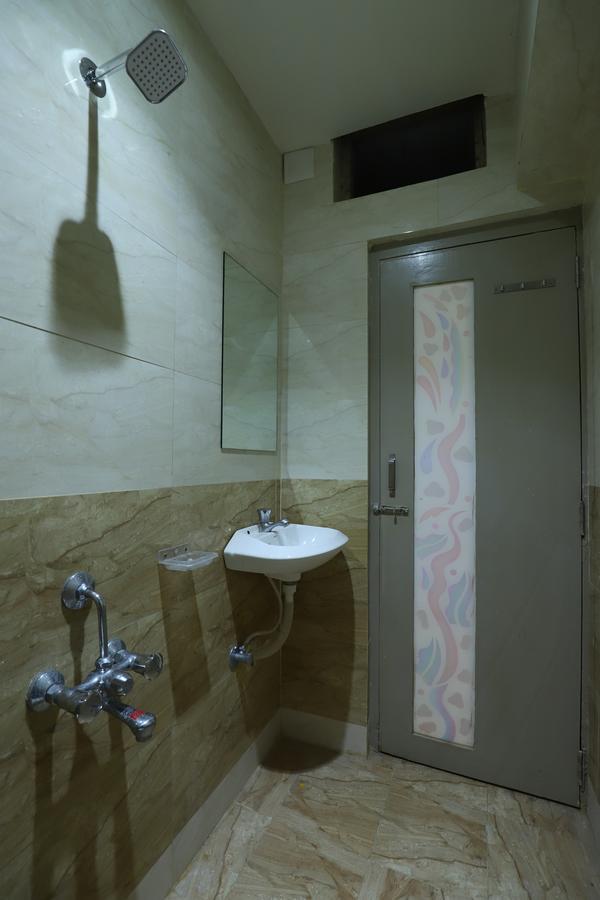 Hotel Loyal Residency Jāmnagar Esterno foto