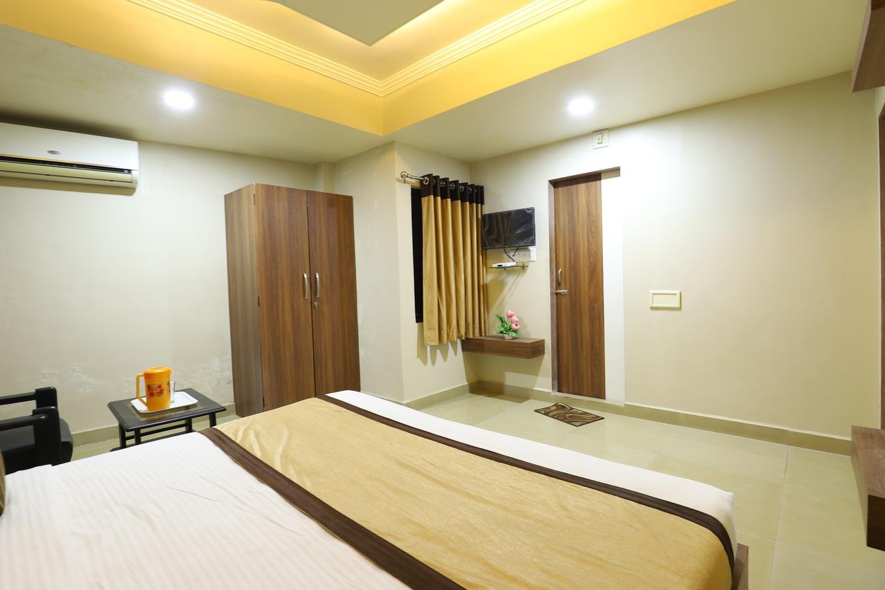 Hotel Loyal Residency Jāmnagar Esterno foto