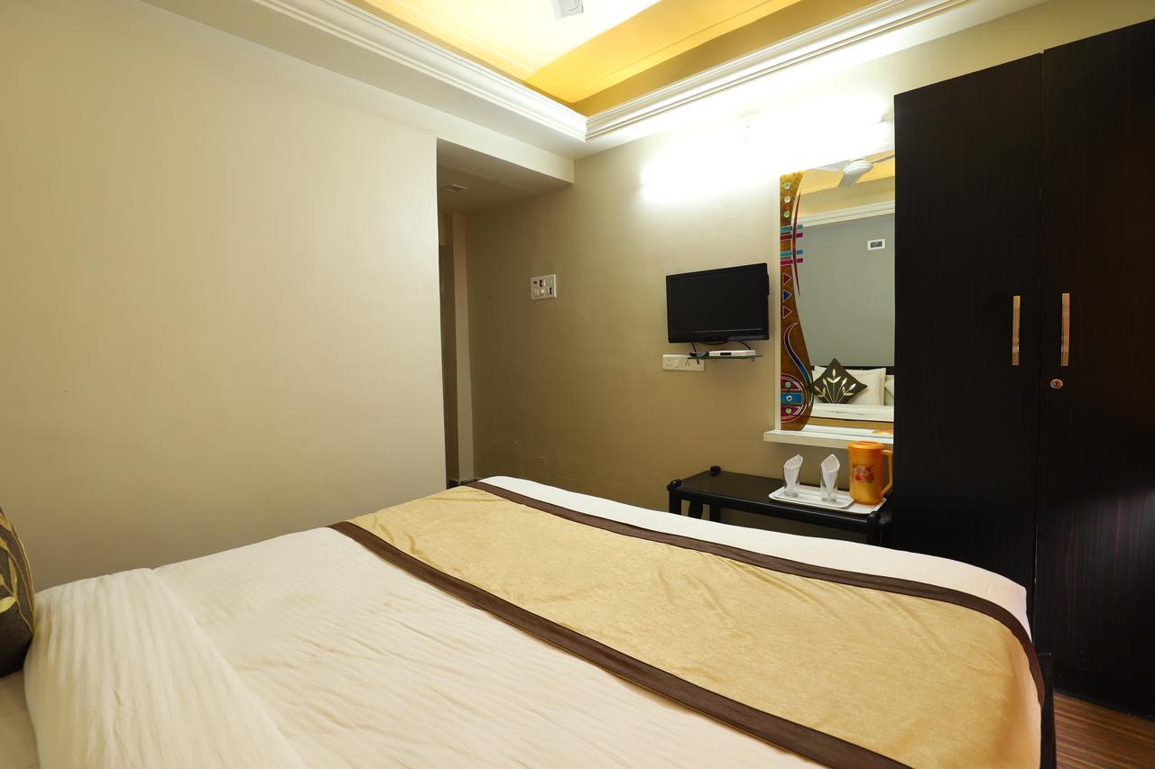Hotel Loyal Residency Jāmnagar Esterno foto