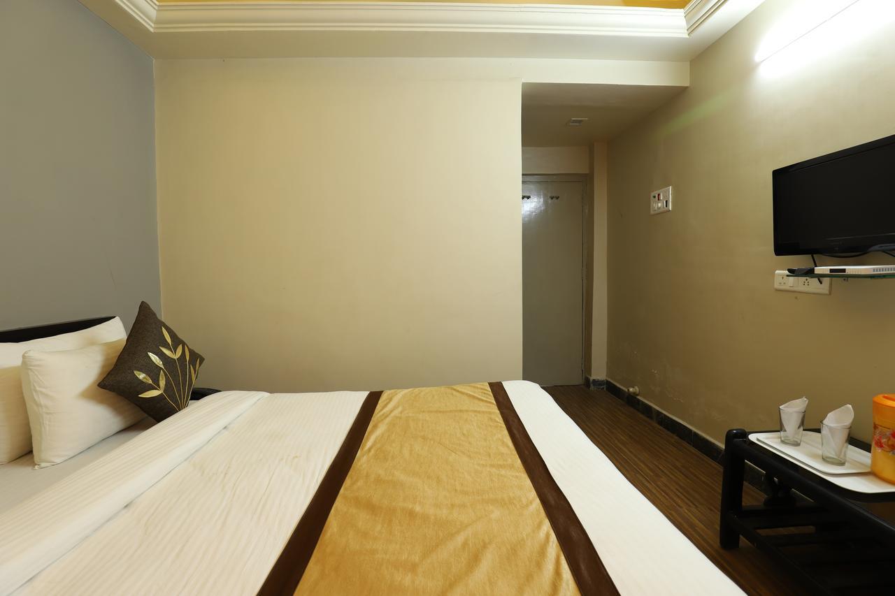 Hotel Loyal Residency Jāmnagar Esterno foto