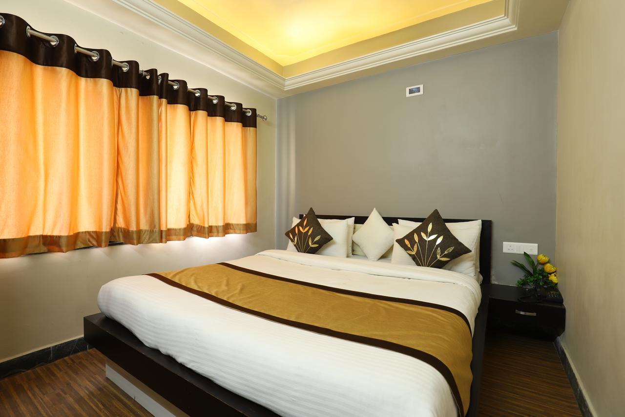 Hotel Loyal Residency Jāmnagar Esterno foto