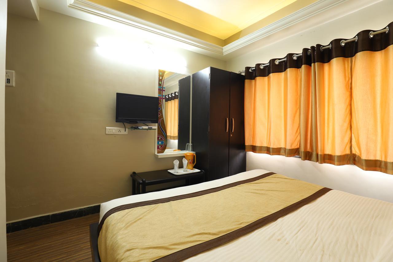 Hotel Loyal Residency Jāmnagar Esterno foto