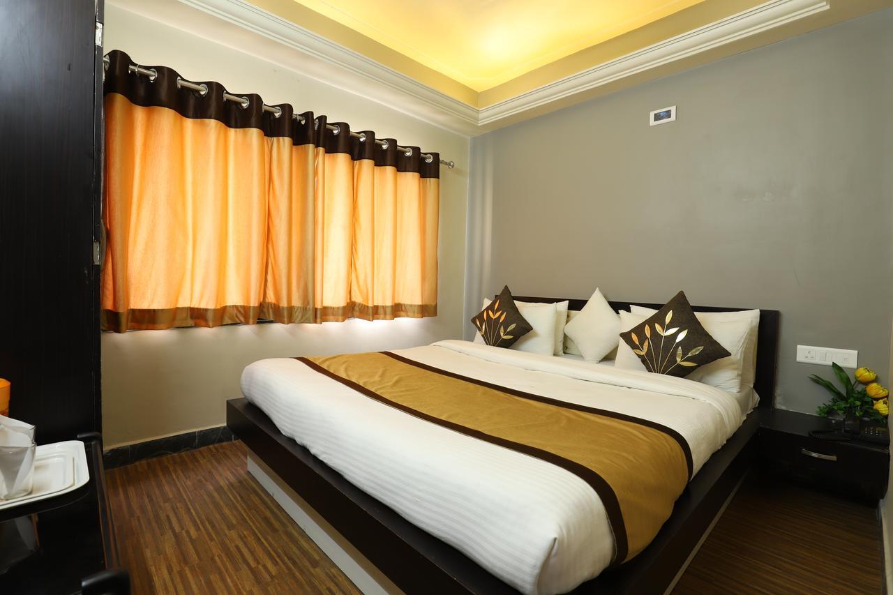 Hotel Loyal Residency Jāmnagar Esterno foto