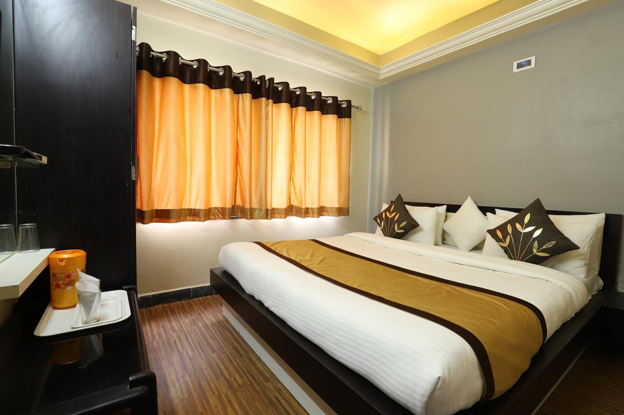 Hotel Loyal Residency Jāmnagar Esterno foto